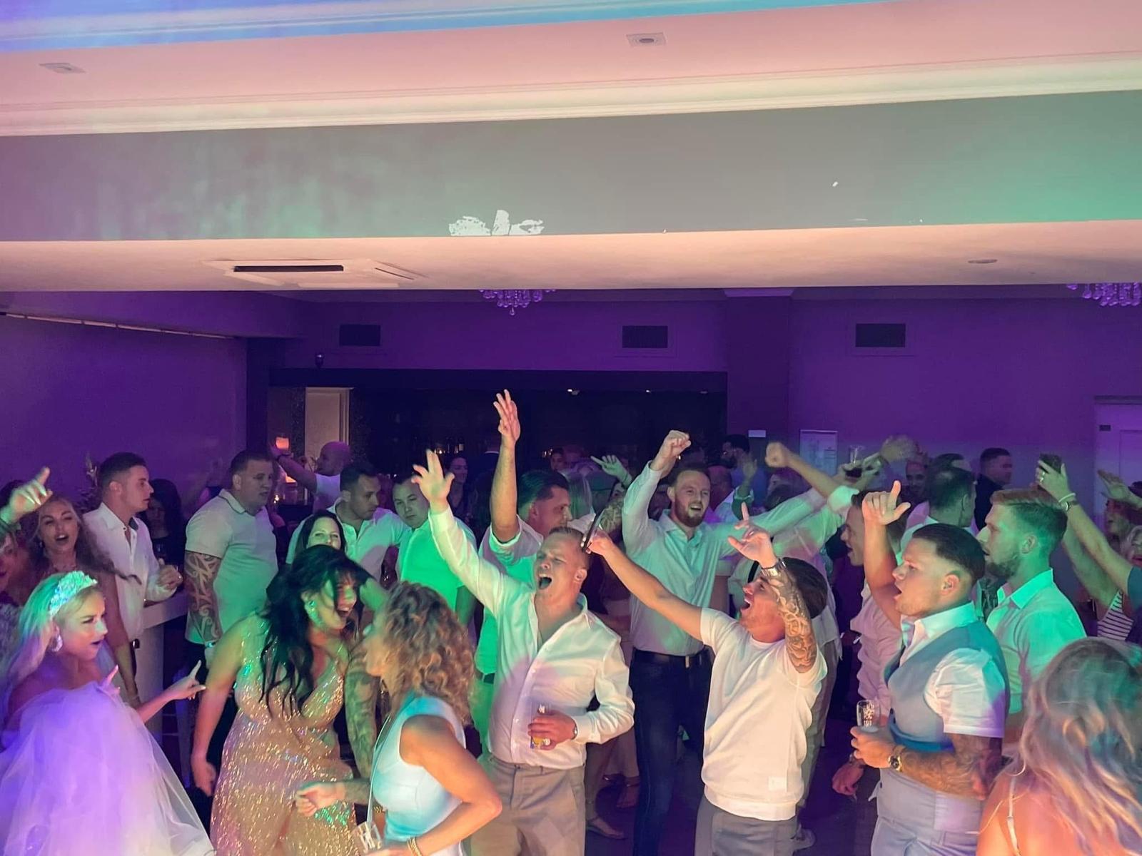 Volle dansvloer met feestende mensen