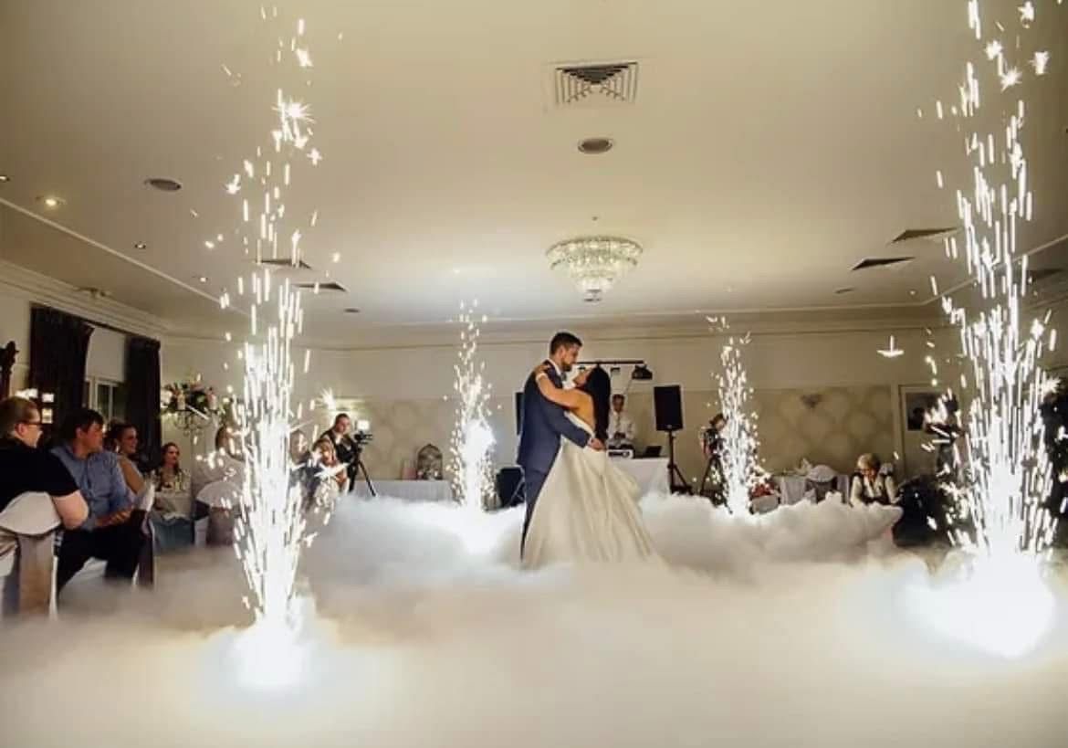 Dans op de wolken met vuurfonteinen